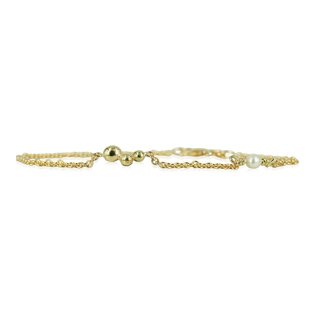 14 kt. guldarmbånd med fine guld bobler & hvid ferskvandsperle, let enkelt og elegant. Den smukke runde ankerkæde med de fine bløde buer passer perfekt til de fine guld kugler og den smukke perler.