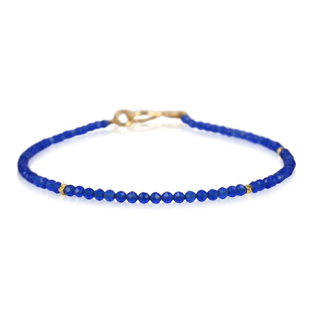 Armbaand med smukke facetteret blå agat og fin guld med