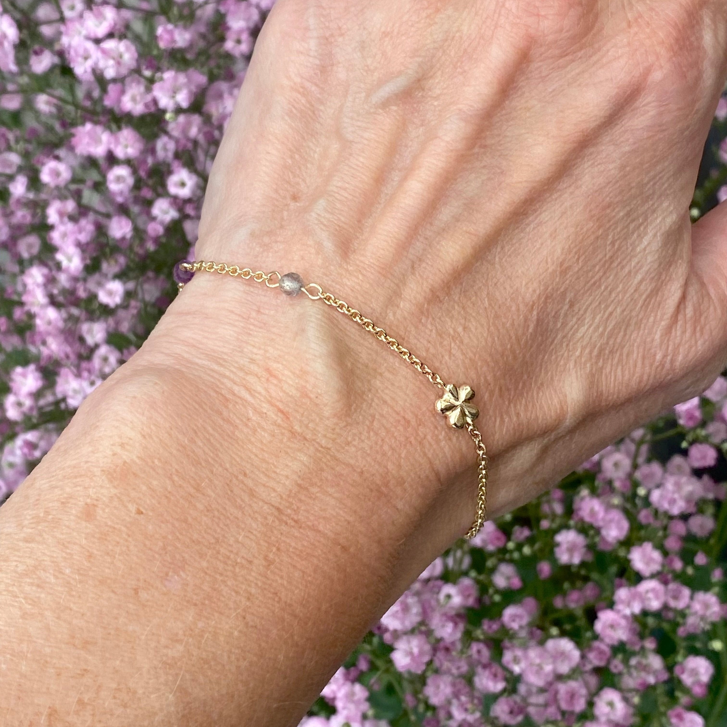 ForGetMeNot - 14 kt Guld armbånd med smuk blomst , armbåndet bliver ekstra pyntet med ametyst og labadorit.
blomsten måler ca. 5,8 mm. i diameteren.