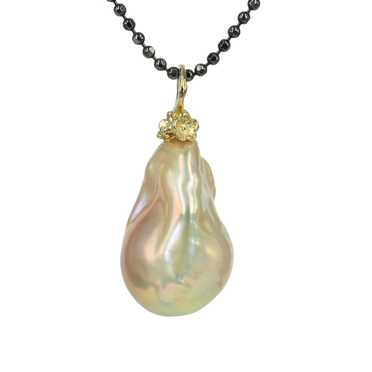 14 kt. guld perlevedhæng med de fineste sommer blomster, smuk rosa ferskvandsperle i barok facon.