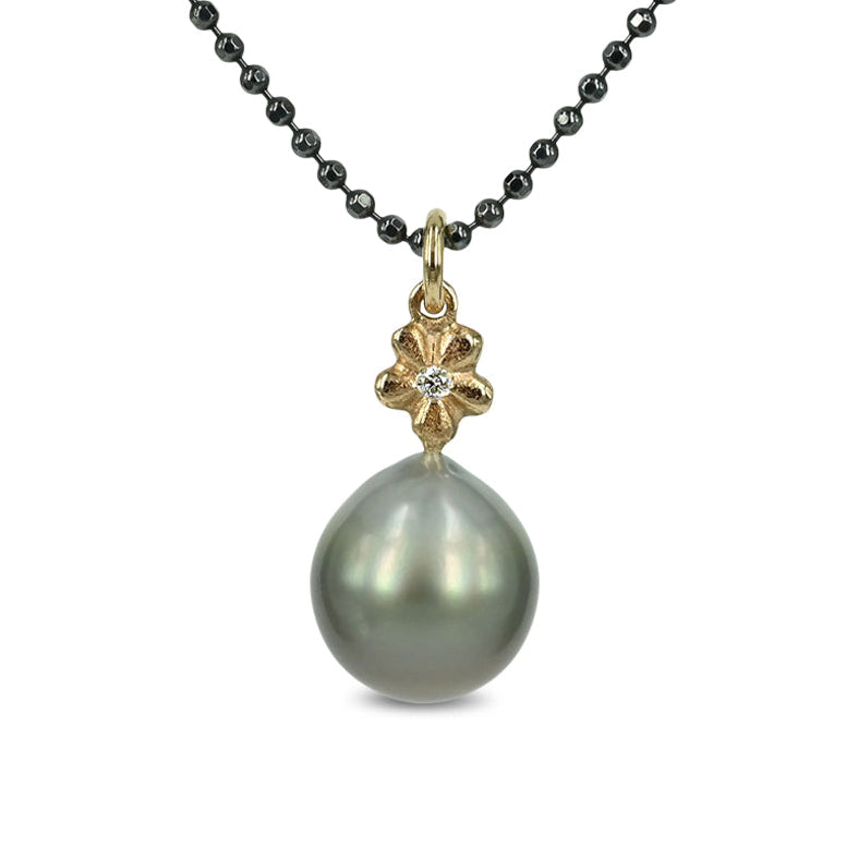 ForGetMeNot - 14 kt. Guld vedhæng med fin blomst, diamant & Tahitiperle. For glem mig ej blomst med 0,03 ct tw vvs brillant slebet diamant