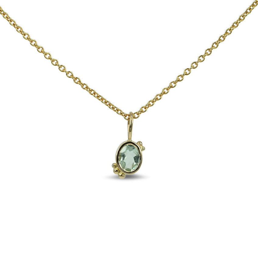 unika vedhæng med lyseblå beryl, omkranset af guld og med fine kugler der danser på fatningen som pynt