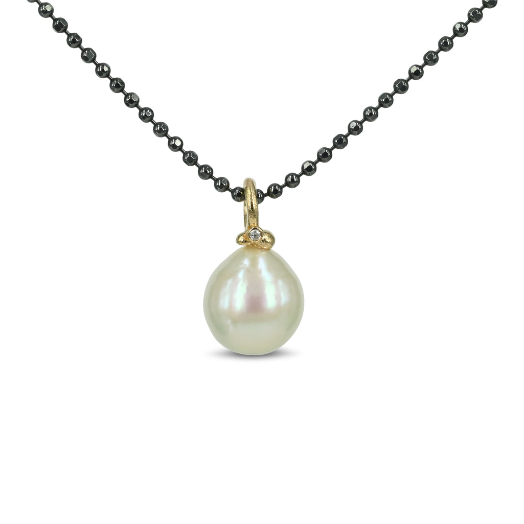 Unik hvid ferskvandsperle, med 14 kt. guld top af fine guldkugler der giver en fin afslutning fra perle til guldsamlingen.