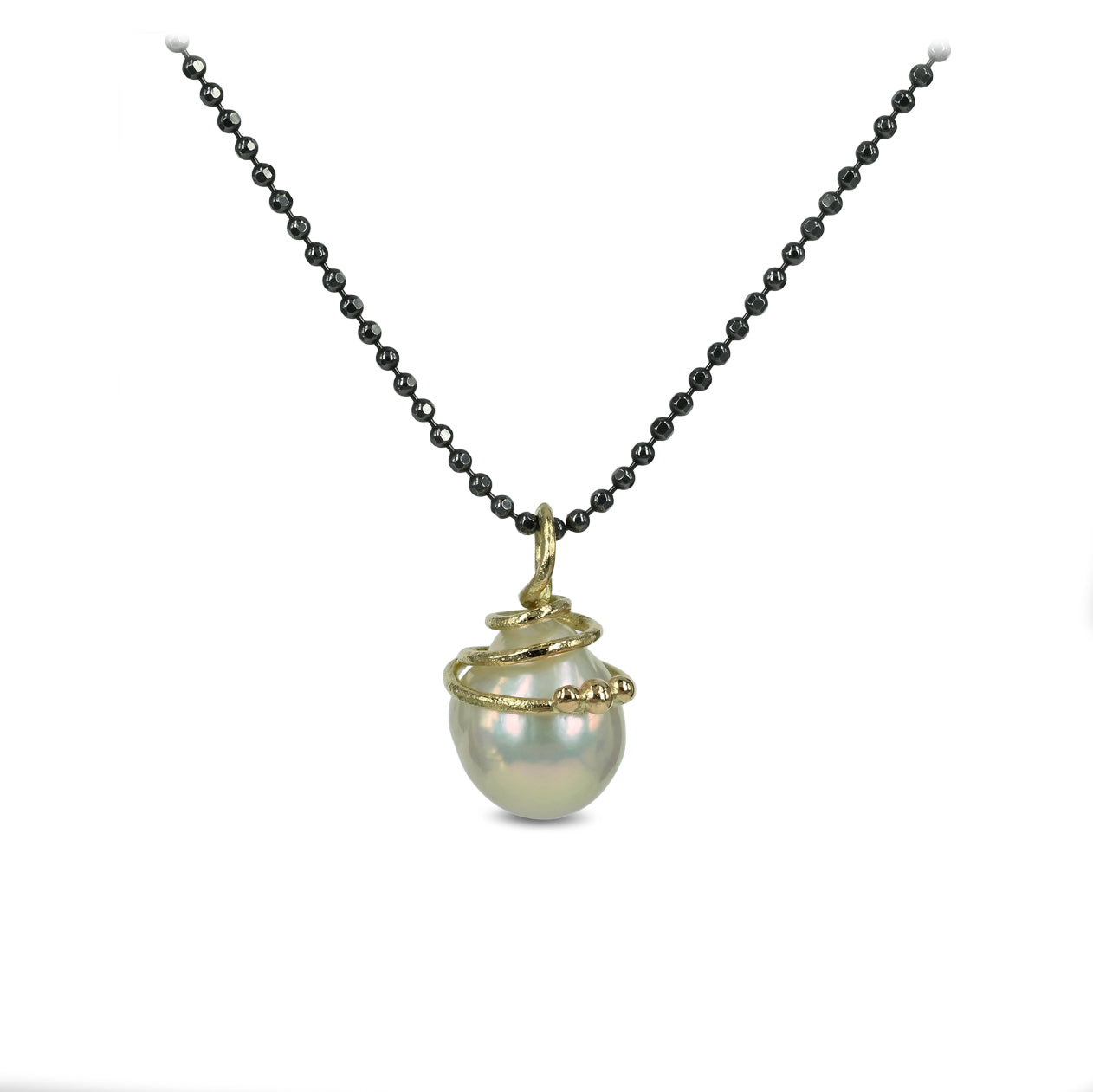 perlevedhæng i guld med mat overflade og fine guldkugler som pynt - perlen hænger i en sort kæde