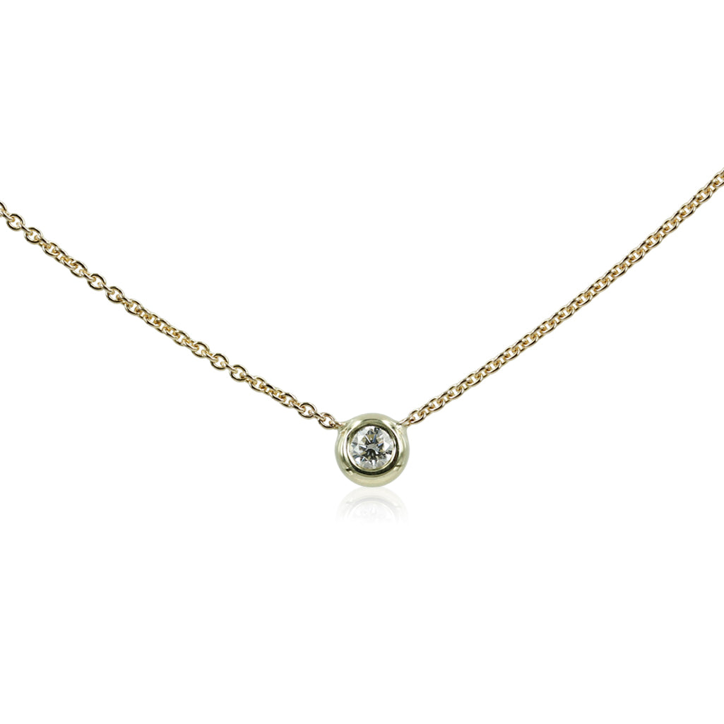 1, Flying Diamond - Smukt og klassisk diamant halskæde 0.10 ct Smuk og fint hals collier hvor kæden sidder direkte på den enkle fatning med en 0,10 ct tw vvs brillant slebet diamant. Kæden er en smuk og enkel rund ankerkæde.