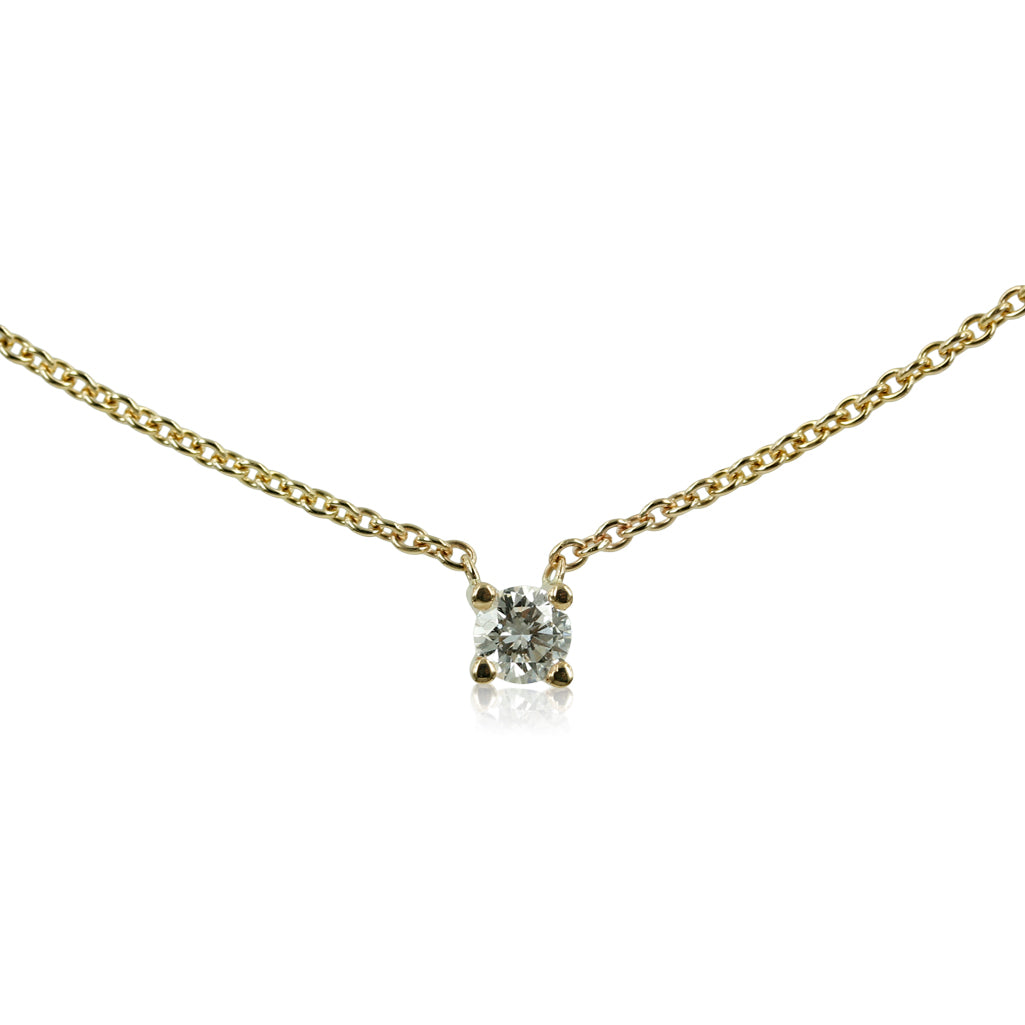1, Flying Diamond - Smukt og klassisk diamant halskæde 0.30 ct Smuk og fint hals collier hvor kæden sidder direkte på den enkle 4 grabbe fatning med en 0,30 ct tw vvs brillant slebet diamant. Kæden er en smuk og enkel r
