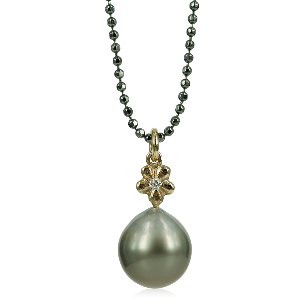 ForGetMeNot - 14 kt. Guld vedhæng med fin blomst, diamant & Tahitiperle.  For glem mig ej blomst med 0,03 ct tw vvs brillant slebet diamant, det fine vedhæng er