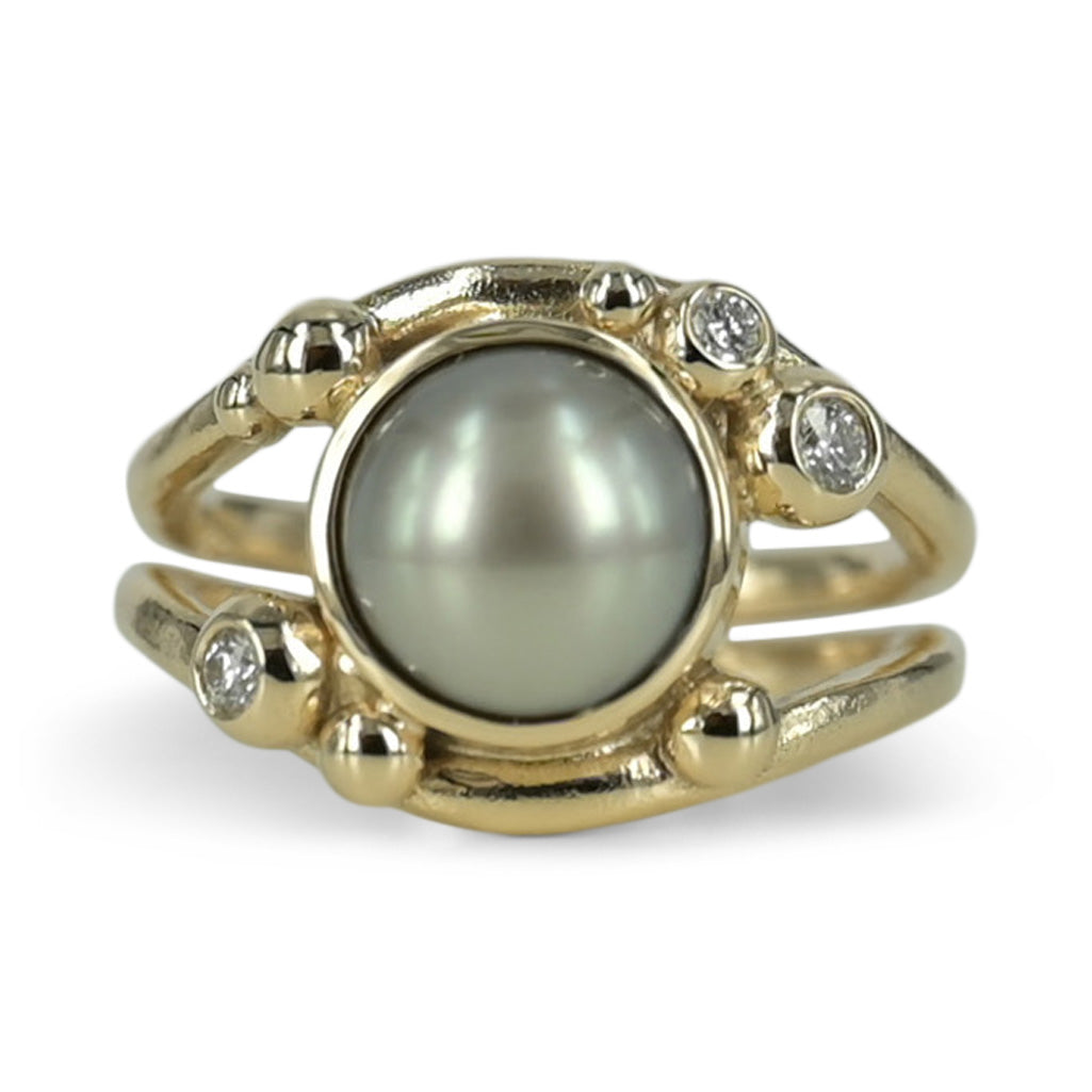 14 kt. guldring med Tahiti perle 10 - 10½ mm. samt 0.16 ct. tw vvs brillanter. Smuk fyldig ring i bløde organiske former, ringen smaller ind under fingeren så den får et smuk sving i ringskinnen.