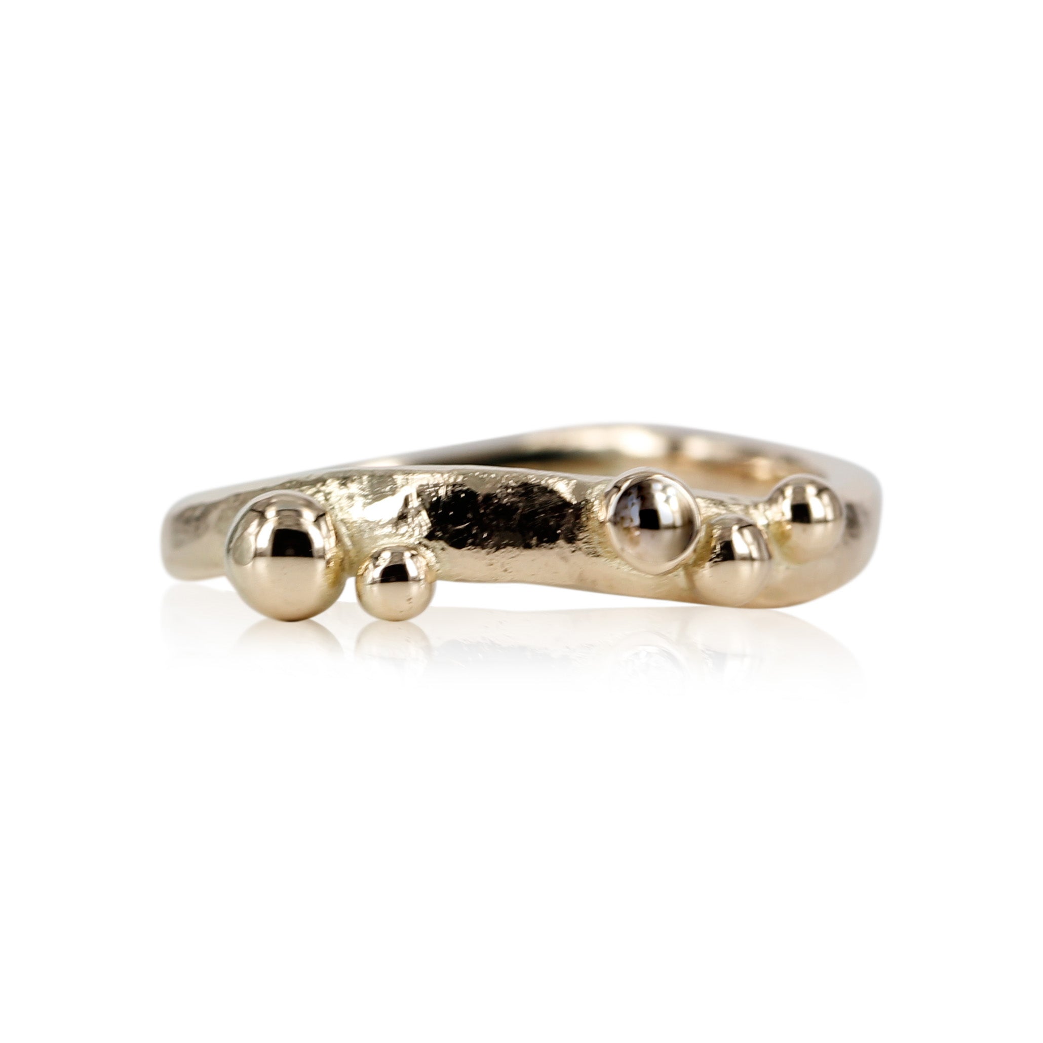 14 kt. guldring med fine bobler .