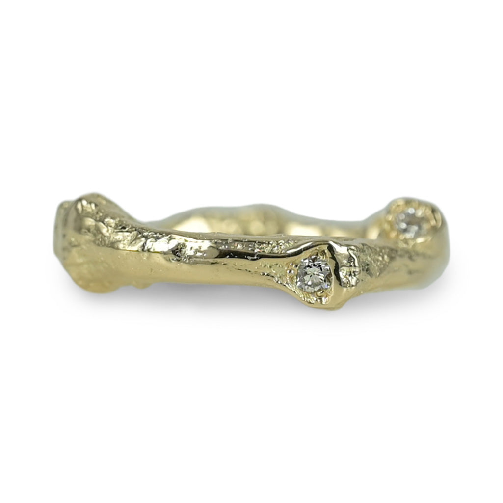 14 kt. guldring - denne ring er skabt direkte fra naturen selv, en lille gren fra skoven, den havde de fineste detaljer og jeg kunne straks se den i et smykke, denne ring har fulgt mig siden 2010 og er stadig en af mine yndlings ringe.... Er du natur elsker som jeg, så er dette ringen for dig. Nature - Den smukke natur omgiver os hver dag – den er lige for vores øjne, smuk unik og helt fantastisk.