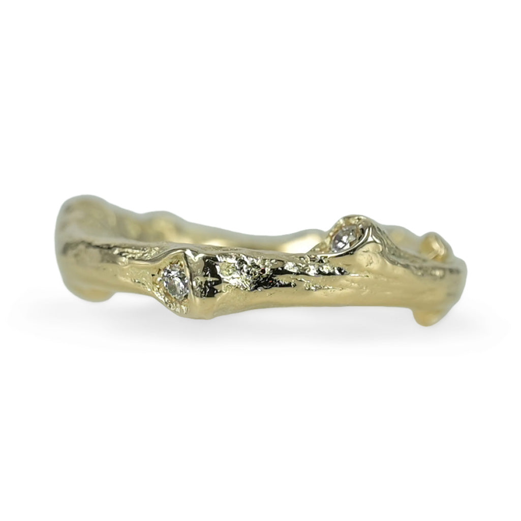 14 kt. guldring - denne ring er skabt direkte fra naturen selv, en lille gren fra skoven, den havde de fineste detaljer og jeg kunne straks se den i et smykke, denne ring har fulgt mig siden 2010 og er stadig en af mine yndlings ringe.... Er du natur elsker som jeg, så er dette ringen for dig. Nature - Den smukke natur omgiver os hver dag – den er lige for vores øjne, smuk unik og helt fantastisk.