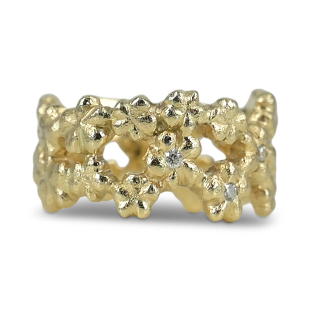 Den smukke natur omgiver os hver dag – den er lige for vores øjne, smuk unik og helt fantastisk. Ringen her er skabt ud fra de smukke ForGlemMigEj blomster. Der er mulighed for at isætte præcis de brillanter i du ønsker - kontakt vores værksted såfremt du har specielle ønsker. Ringen er isat ialt 0,06 ct. Top wesselton VVs brillanter.