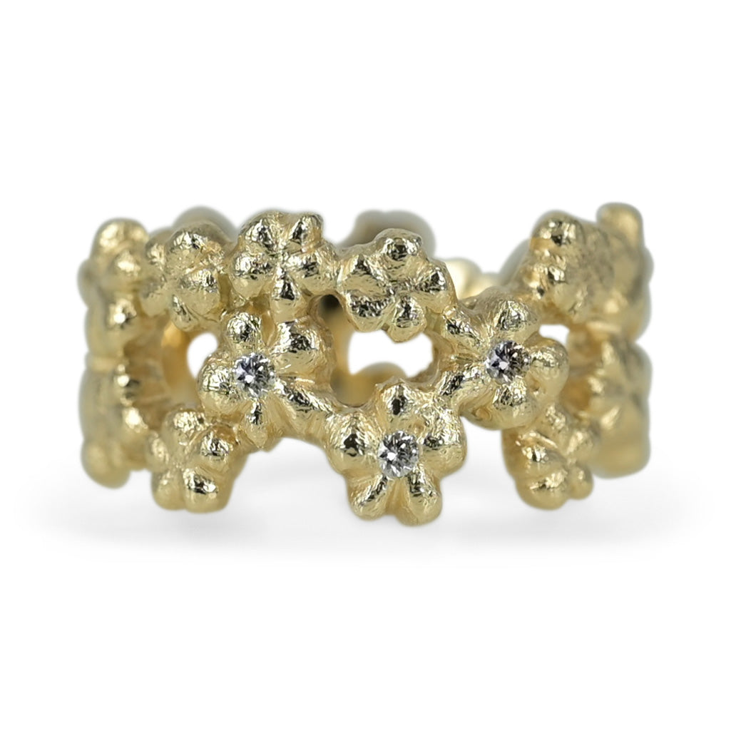 Den smukke natur omgiver os hver dag – den er lige for vores øjne, smuk unik og helt fantastisk. Ringen her er skabt ud fra de smukke ForGlemMigEj blomster. Der er mulighed for at isætte præcis de brillanter i du ønsker - kontakt vores værksted såfremt du har specielle ønsker. Ringen er isat ialt 0,06 ct. Top wesselton VVs brillanter.