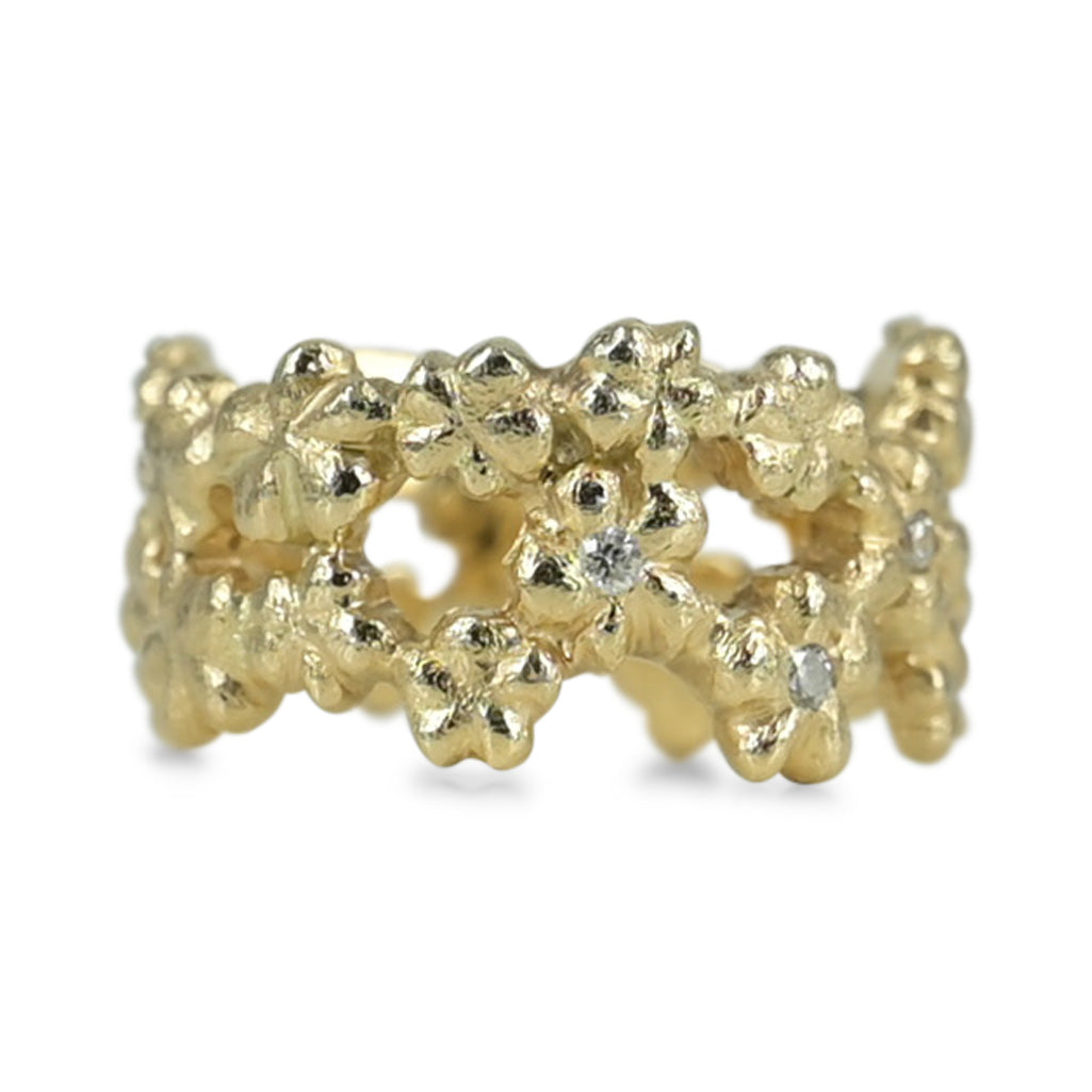 Den smukke natur omgiver os hver dag – den er lige for vores øjne, smuk unik og helt fantastisk. Ringen her er skabt ud fra de smukke ForGlemMigEj blomster. Der er mulighed for at isætte præcis de brillanter i du ønsker - kontakt vores værksted såfremt du har specielle ønsker. Ringen er isat ialt 0,06 ct. Top wesselton VVs brillanter.