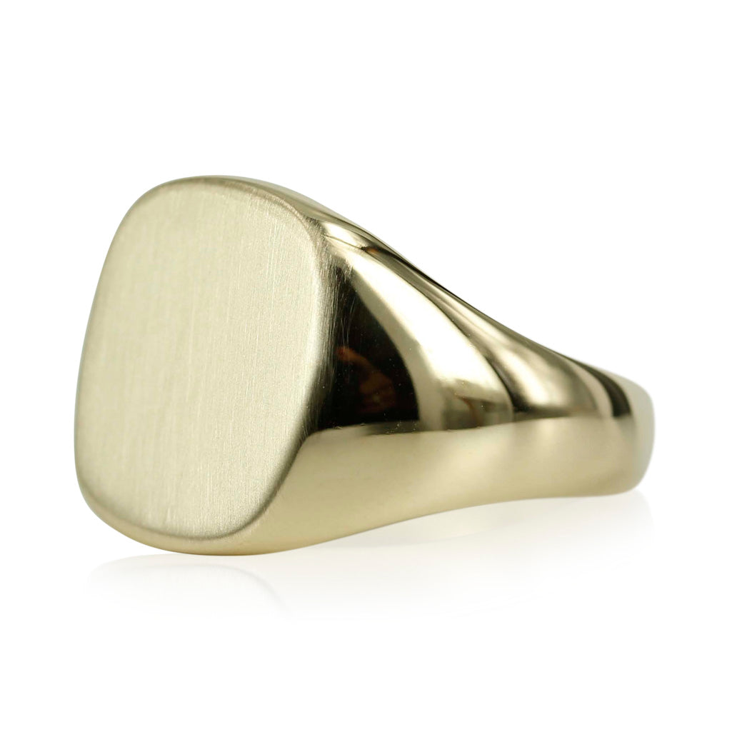 2. 14 kt. Håndsmedet Signet ring, perfekt til din lillefinger ring. Der kan graveres i fladen, efter ønske - ønskes ringe graveret kontakt vores værksted for yderligere info om muligheder og tillægs priser.
