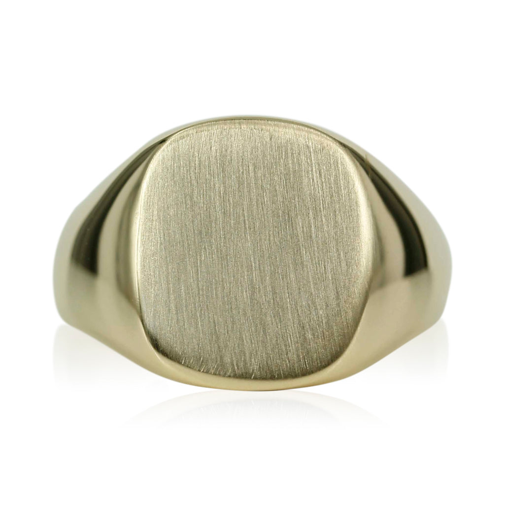 14 kt. Håndsmedet Signet ring, perfekt til din lillefinger ring. Der kan graveres i fladen, efter ønske - ønskes ringe graveret kontakt vores værksted for yderligere info om muligheder og tillægs priser.