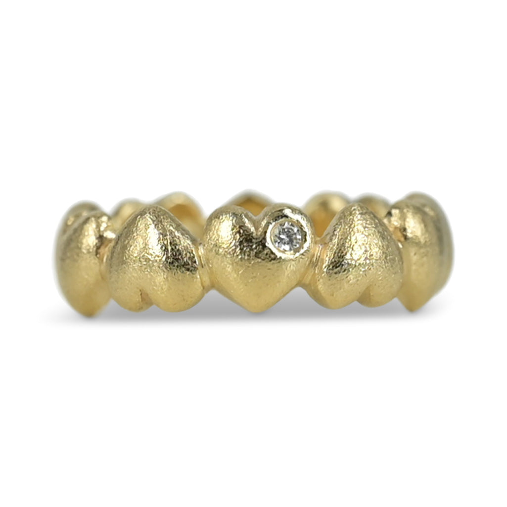 Love - Et symbol på ægte kærlighed. 14 kt. håndsmedet guldring med fine hjerter hele vejen rundt om fingeren, ringen er massiv og der er plads til at isætte flere brillanter i hjerterne. Kærlighed har ingen grænser, ingen krav, kærlighed er dyb respekt og hengivenhed.