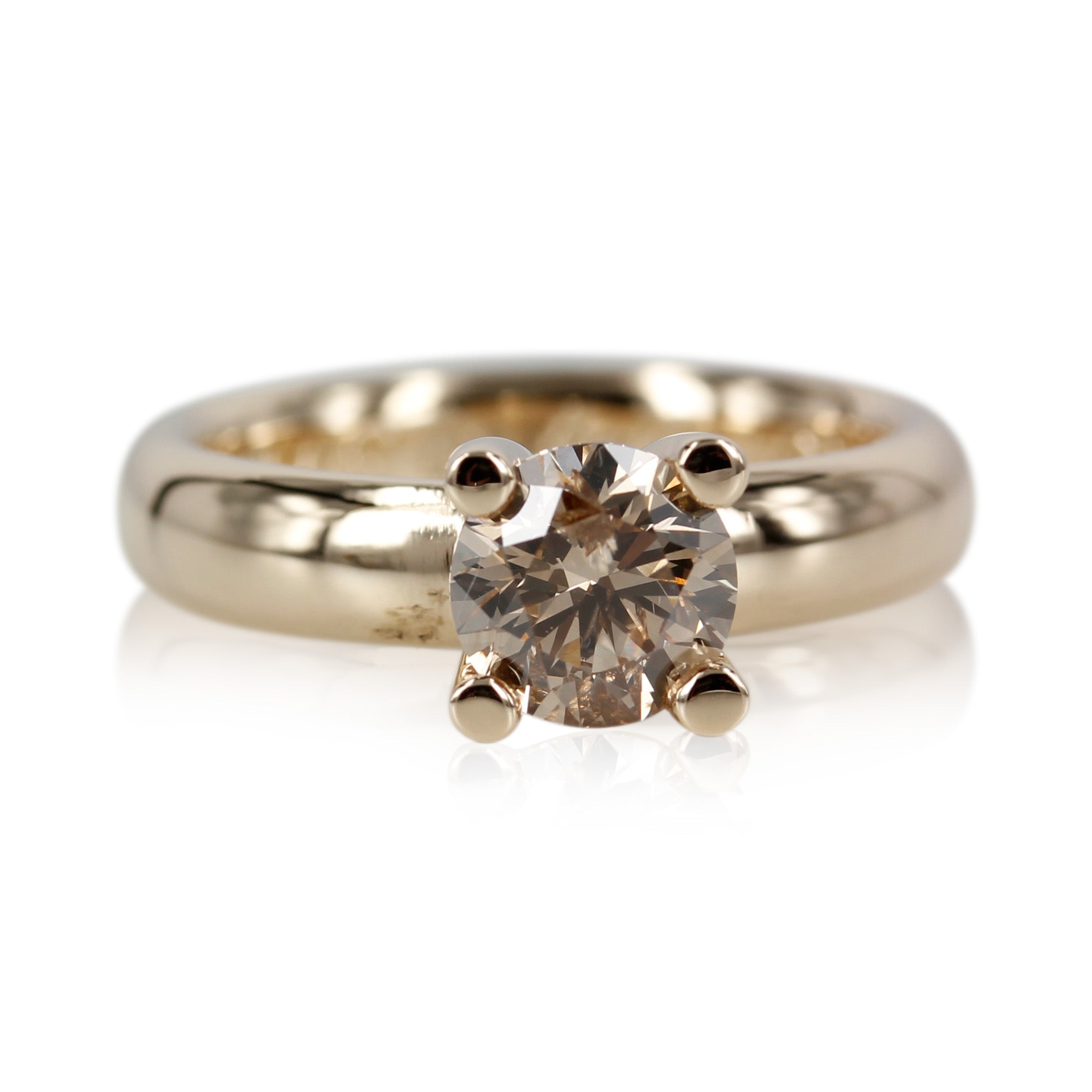 14. kt guldring i kraftig design, isat 1 ct. champagnefarvet diamant i en 4 grebs fatning
