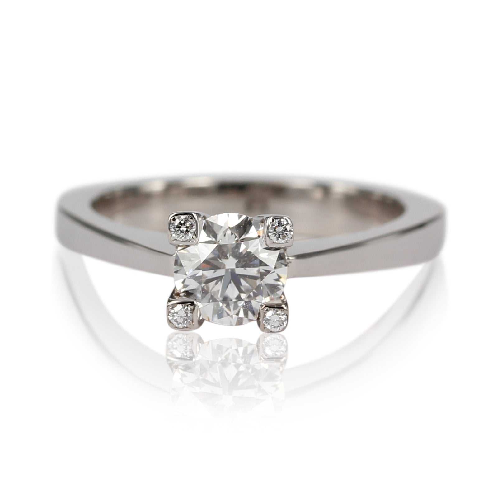 Smuk og klassisk diamantring, med 1 ct hvid diamant samt 4 diamanter i greb - hvidguld