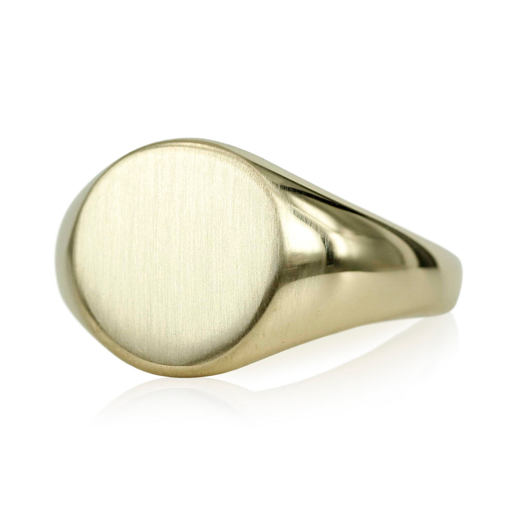 2. 14 kt. Håndsmedet Signet ring, perfekt til din lillefinger ring. Der kan graveres i fladen, efter ønske - ønskes ringe graveret kontakt vores værksted for yderligere info om muligheder og tillægs priser.