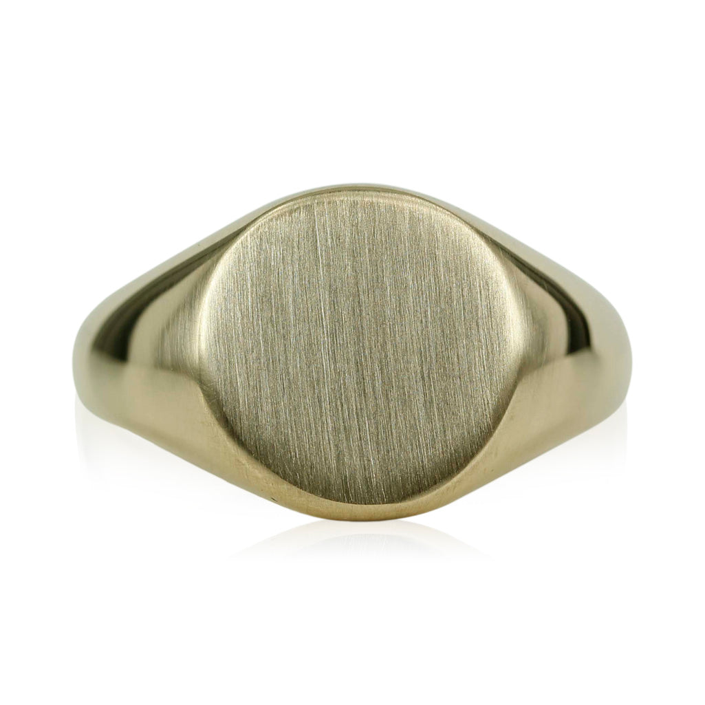 14 kt. Håndsmedet Signet ring, perfekt til din lillefinger ring. Der kan graveres i fladen, efter ønske - ønskes ringe graveret kontakt vores værksted for yderligere info om muligheder og tillægs priser.