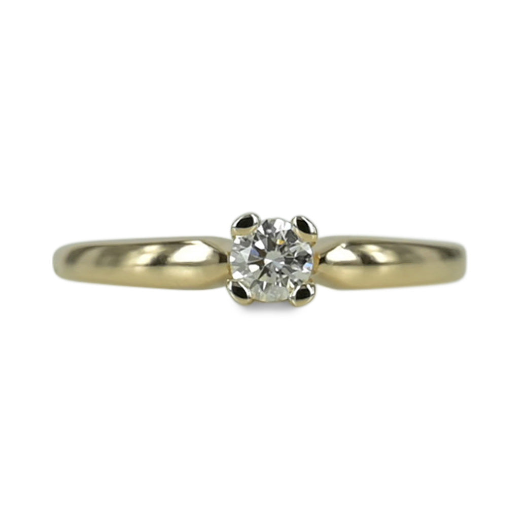 Forlovelsesring i guld med 0,31 ct River-si1 brillant i smukt og enkelt design