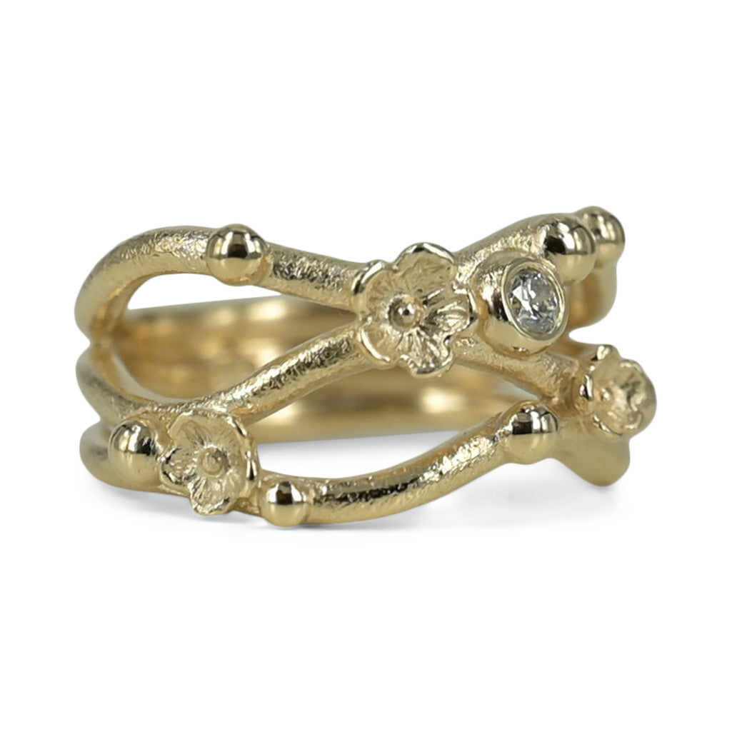 smuk guldring med blomster og diamant