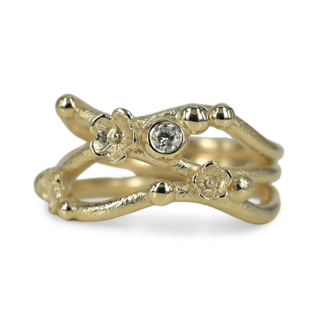 guldringen med diamant, blomst og fine kugler