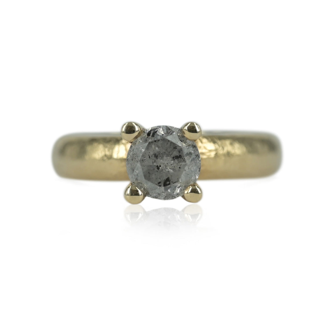 Smuk og eksklusivt diamantring, isat 1,0 ct salt ´n pepper diamant, ringen er designet med blød buet ringskinne, ringen er behagelig at bærer både til hverdag og fest.