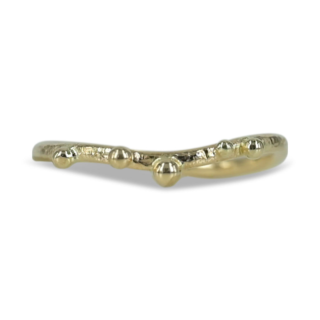 14 kt guldring med skønne guld kugler der danser på den fine ringskinne.