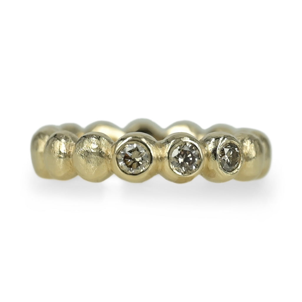 14kt Guldring som består af kugler, der sidder hele vejen rundt om fingeren, i kuglerne kan isættes 0,10ct brillanter efter ønske. Her er isat 3 x 0,10 ct champagnefarvet brillanter.
