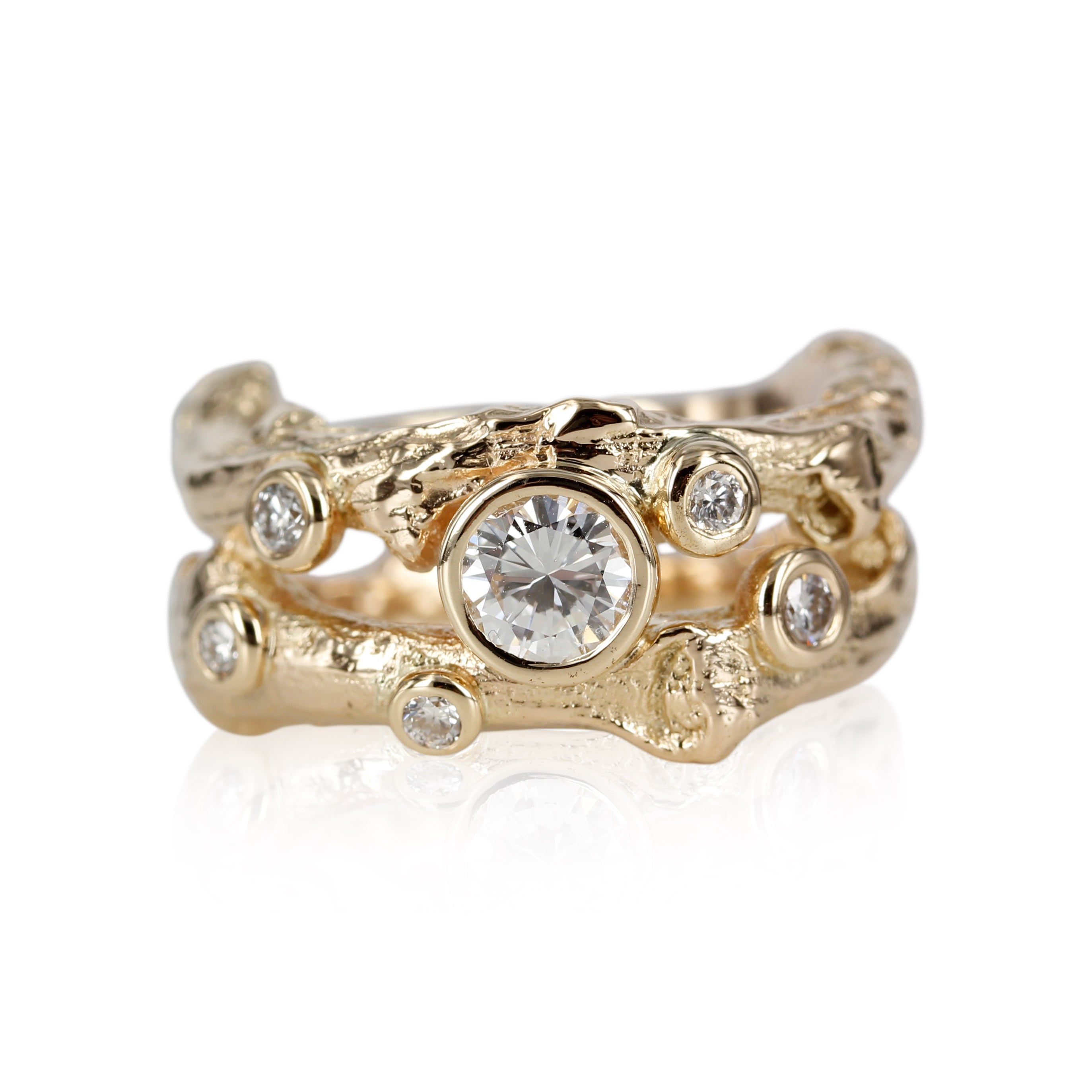 Unika 14 kt. guldring, designet som fine grene med smukke diamanter