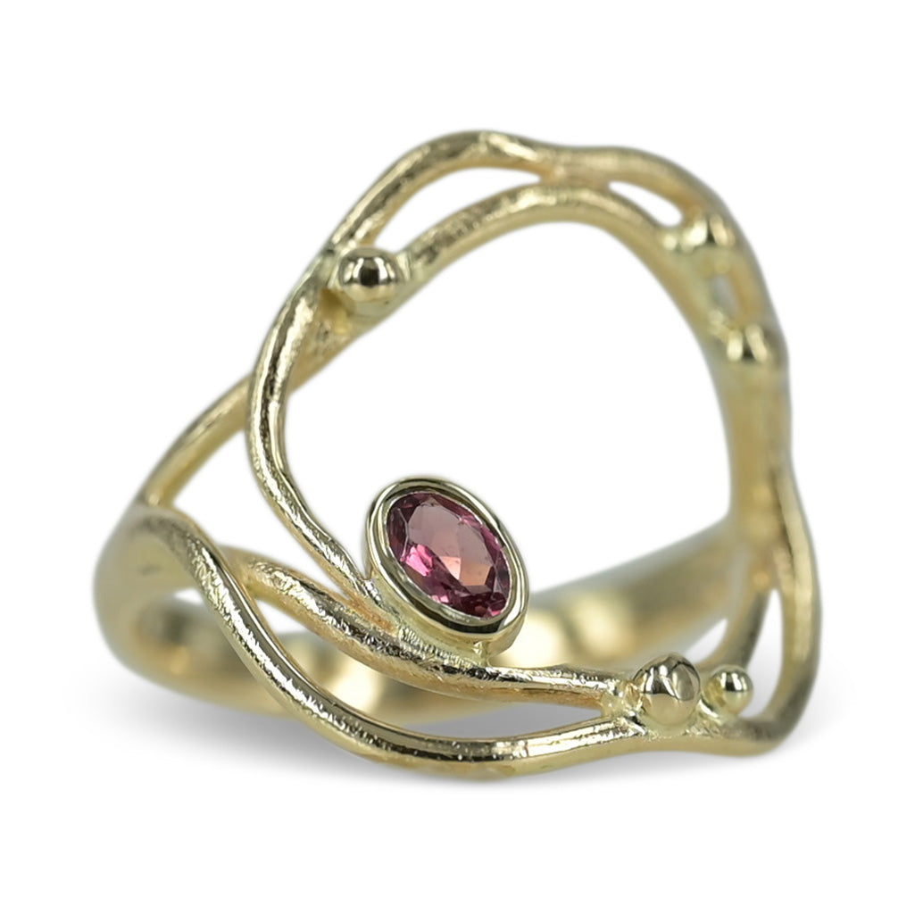 14 kt. guldring med fine grene, med forårs knopper og smuk turmalin. Her får du en fyldig, let og elegant ring, den farvestrålende turmalin giver liv og kant til ringen. Dette smykke er Unika.