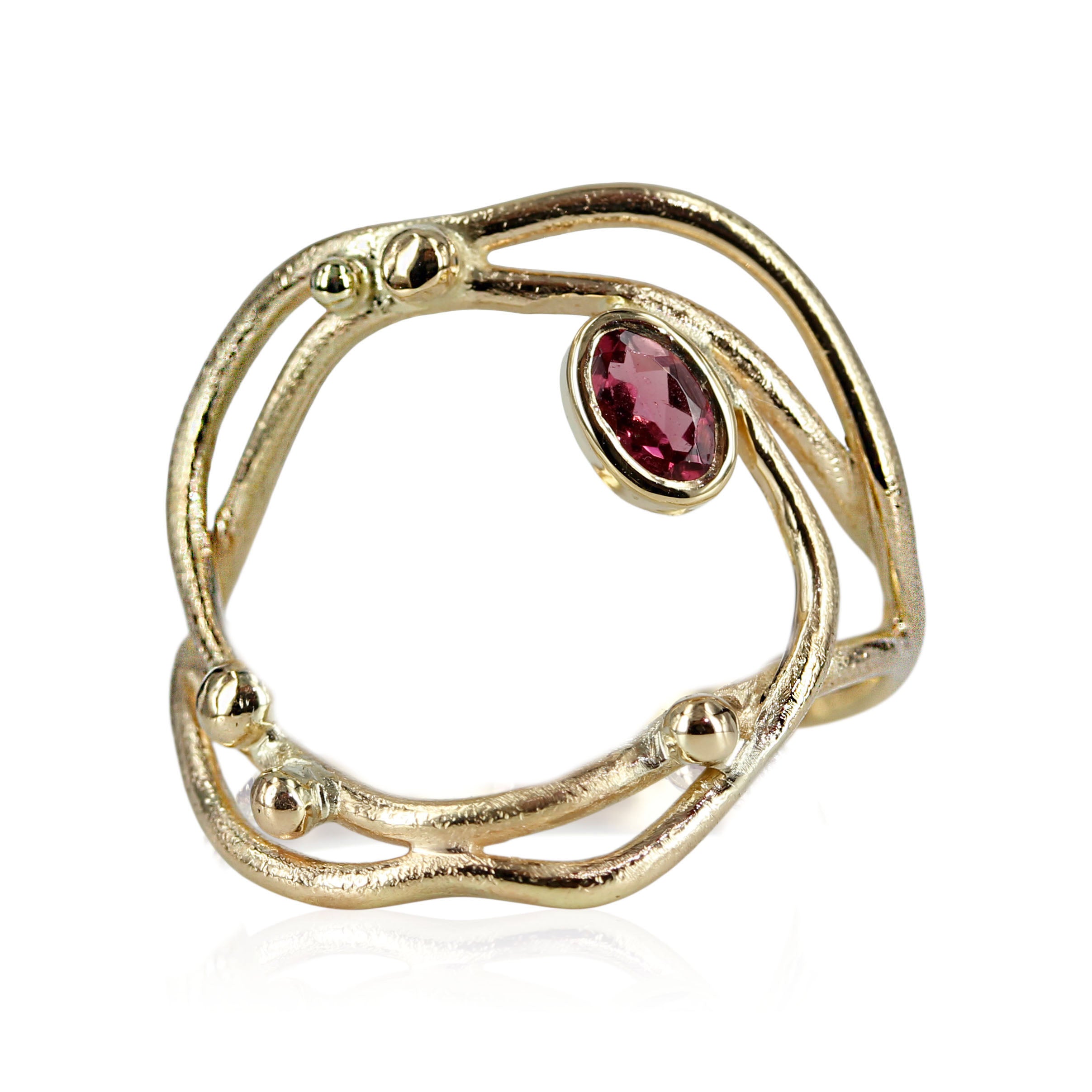 14 kt. guldring med fine grene, med forårs knopper og smuk turmalin. Her får du en fyldig, let og elegant ring, den farvestrålende turmalin giver liv og kant til ringen. Dette smykke er Unika