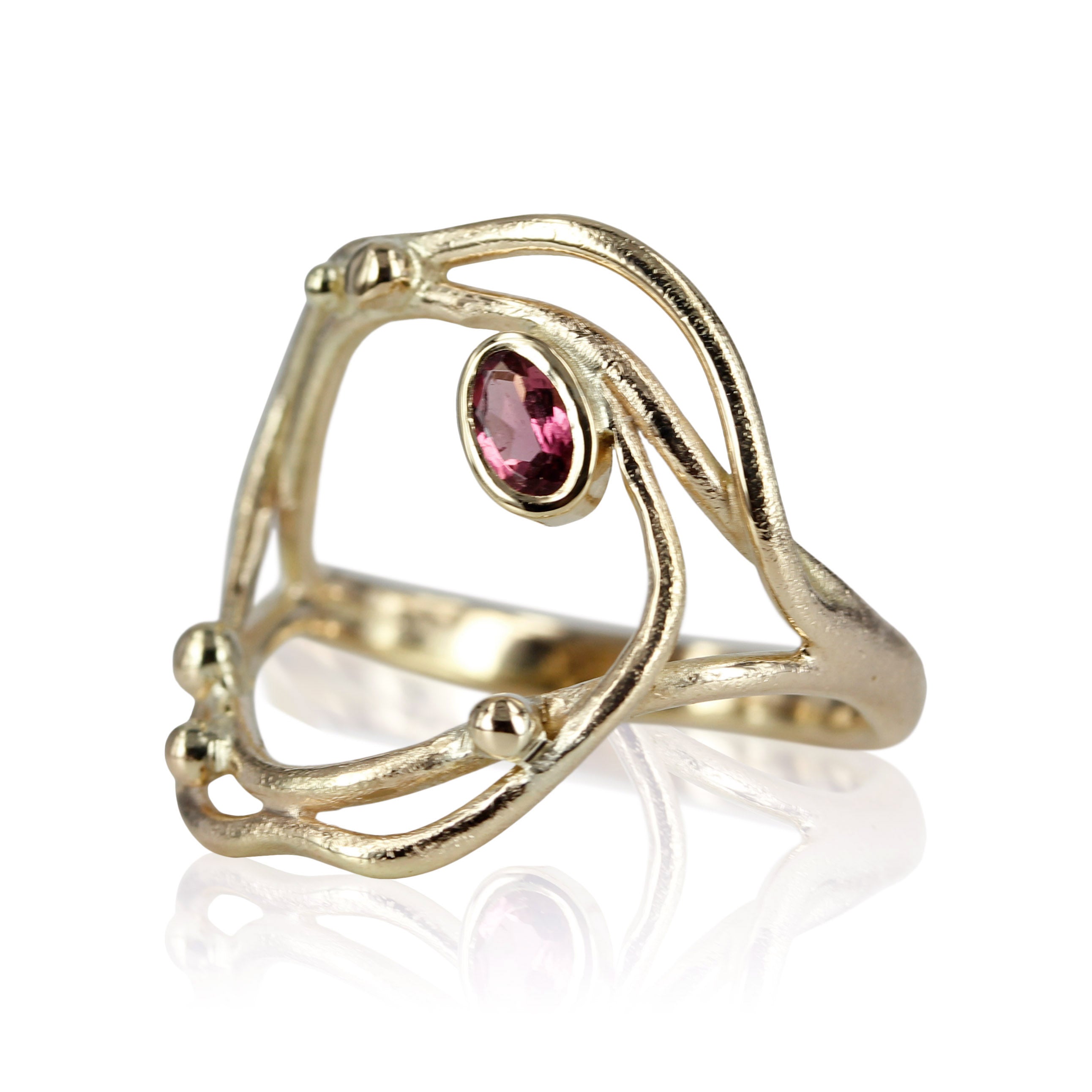 14 kt. guldring med fine grene, med forårs knopper og smuk turmalin. Her får du en fyldig, let og elegant ring, den farvestrålende turmalin giver liv og kant til ringen. Dette smykke er Unika.