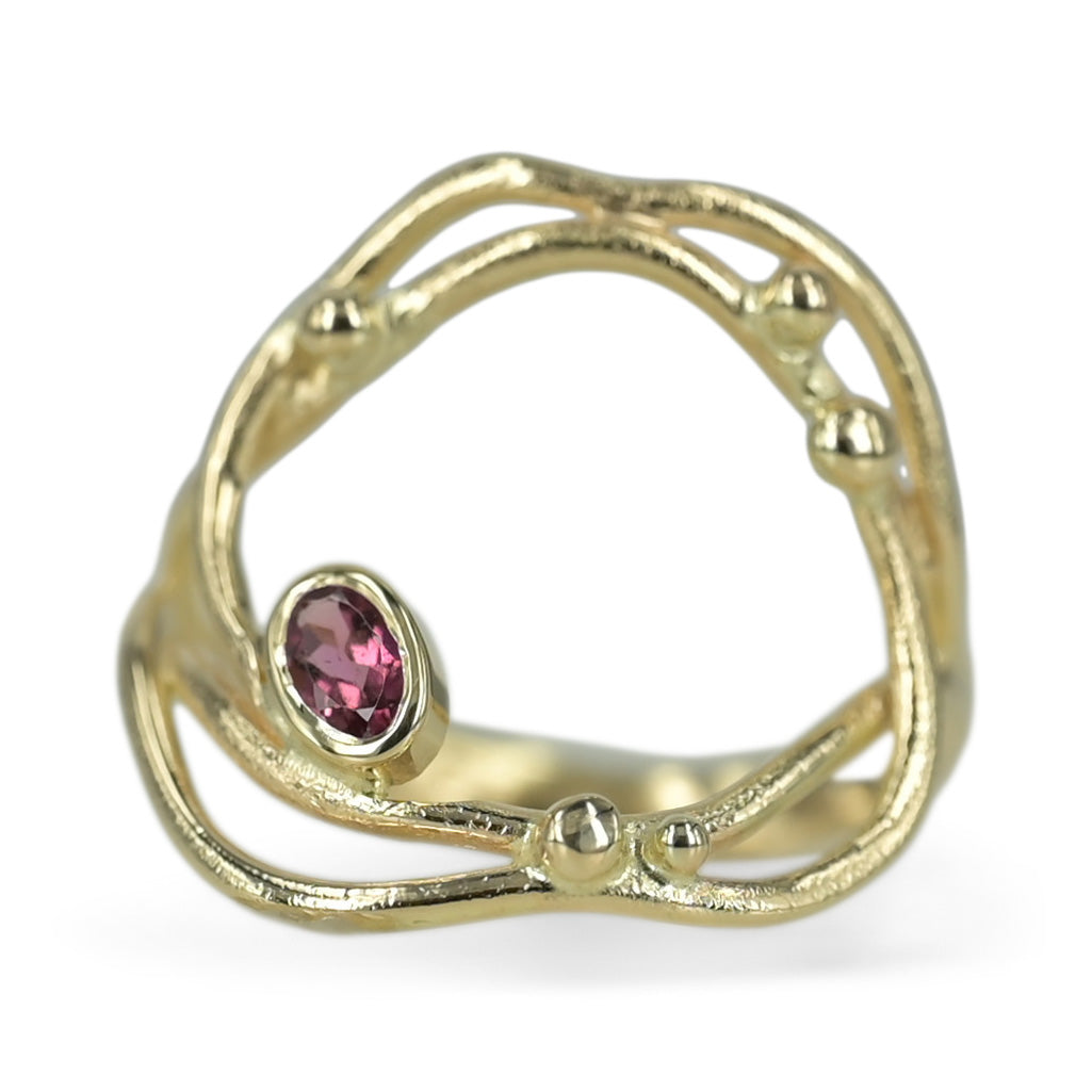 14 kt. guldring med fine grene, med forårs knopper og smuk turmalin. Her får du en fyldig, let og elegant ring, den farvestrålende turmalin giver liv og kant til ringen. Dette smykke er Unika.