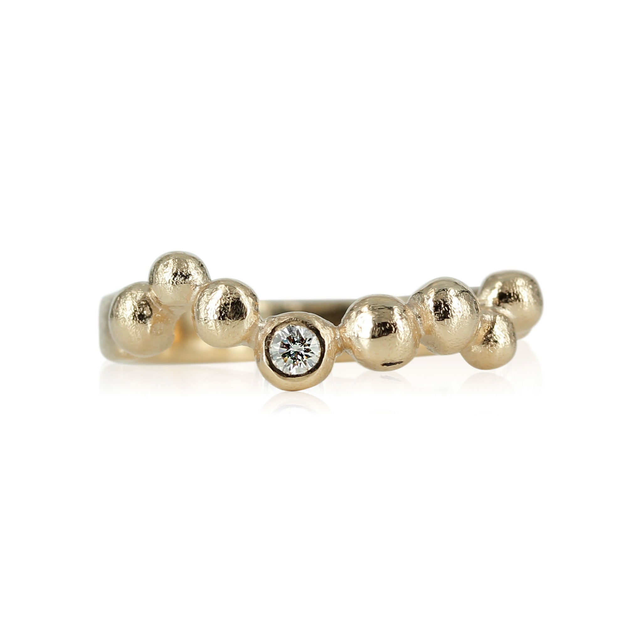14 kt guld ring, i organiske design, små fine guld kugler der danser. Sten isat: Der kan vælge ringen med eller uden brillant, der er isat 1 x 0,05 ct brillant slebet diamant - top wesselton vvs