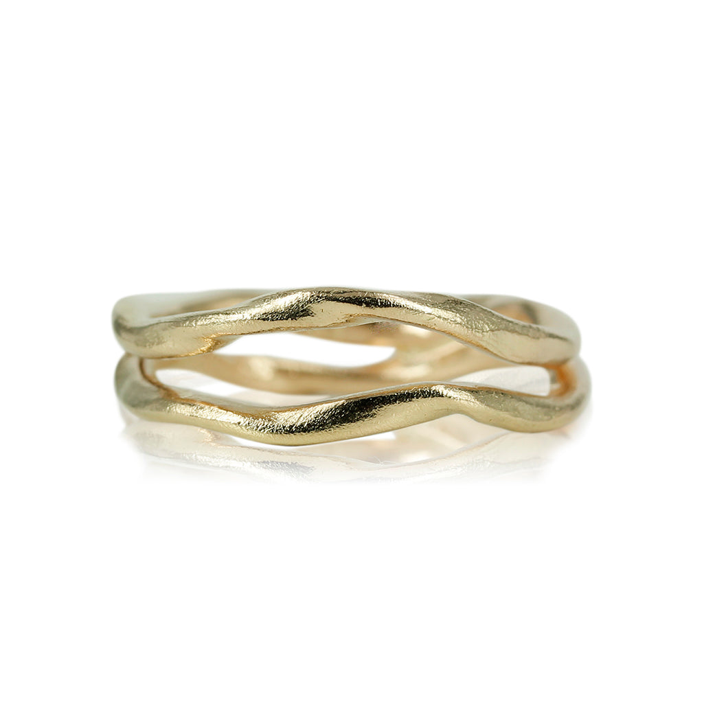 14 kt håndsmedet ring med skønne bløde former. Den bløde og organiske form gør ringen feminine & fortryllende. Designet har silkebløde former, skabt med tanken om silke der falder blødt, fint og luksuriøst, skabt af de fineste materialer. Blot et enkelt blik på den ganske særlige overflade,giver smykket en følelse af ægte luksus.