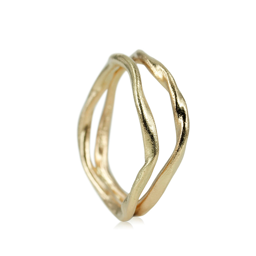 Smuk guldring i delt ringskinne, bølger sig smukt omkring fingeren - 14 kt. guldring