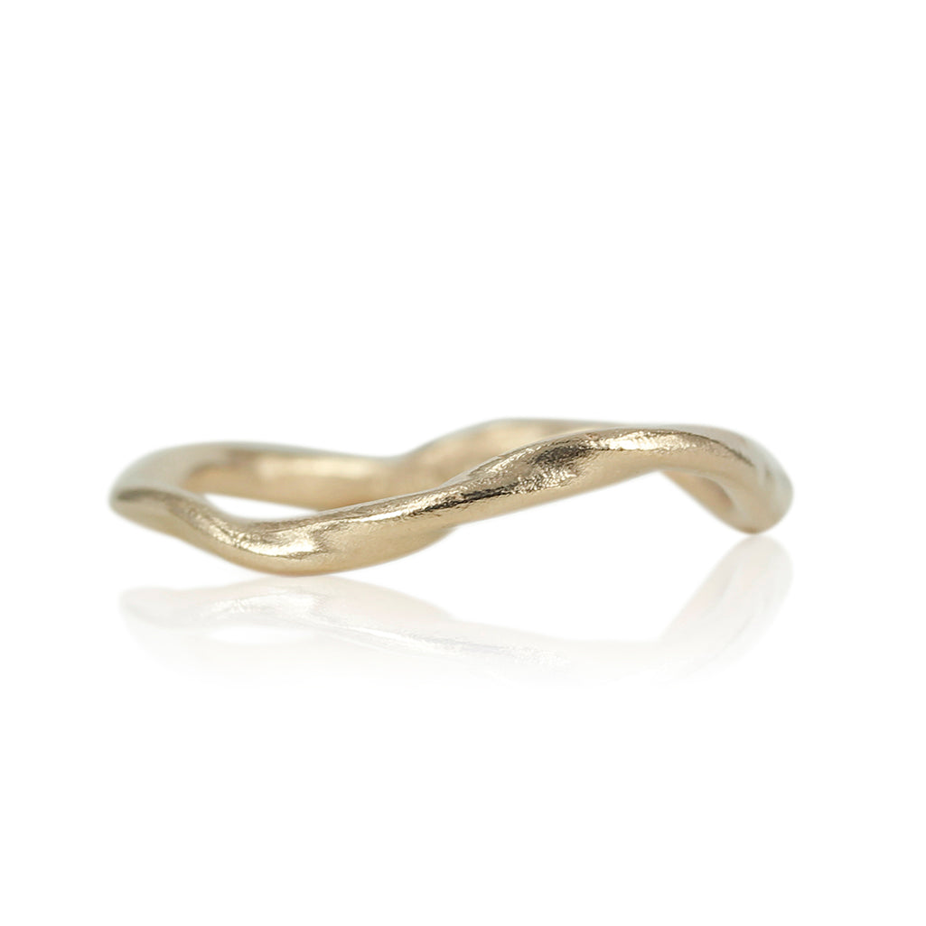 14 kt håndsmedet ring med skønne bløde former. Den bløde og organiske form gør ringen feminine & fortryllende.