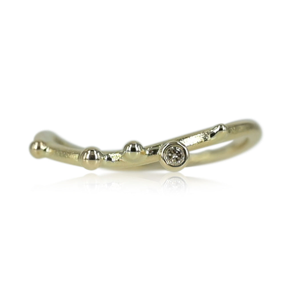 14 kt guldring med skønne guld kugler der danser på den fine ringskinne. Isat 1 x 0,03 ct. champagne farvet diamant