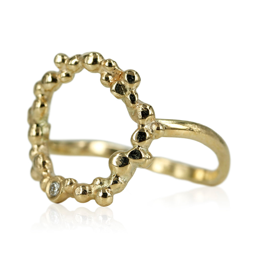 Elegant og feminin guldring, ringen er skabt med focus på det organiske - ringskinnen danser under din finger i blød bue og ender i smuk krans af fine bobler.  Der kan efter ønske isættes flere eller andre diamanter i ringen.  Diamanter isat : 1 x 0,03 ct  diamant i top kvalitet tw-vvs 