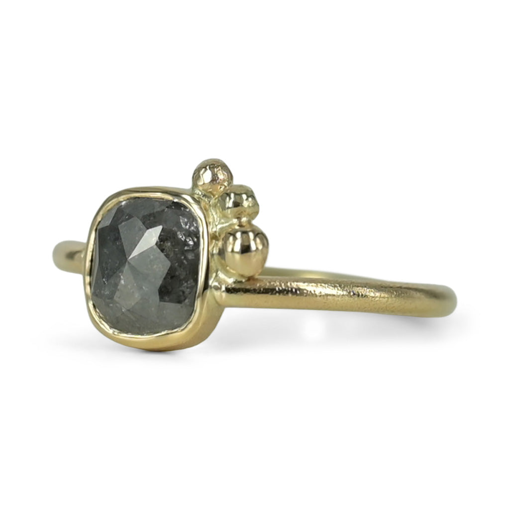 Smuk unika ring skabt med smuk unik diamant, indfatningen er pyntet med fine guld kugler, der giver designet et let og legende udtryk