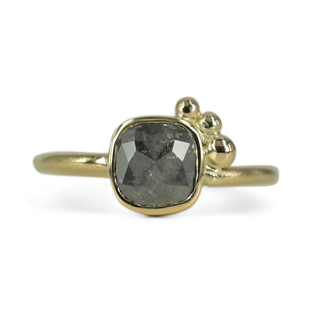 Smuk unika ring skabt med smuk & unik diamant, indfatningen er pyntet med fine guld kugler, der giver designet et let og legende udtryk.