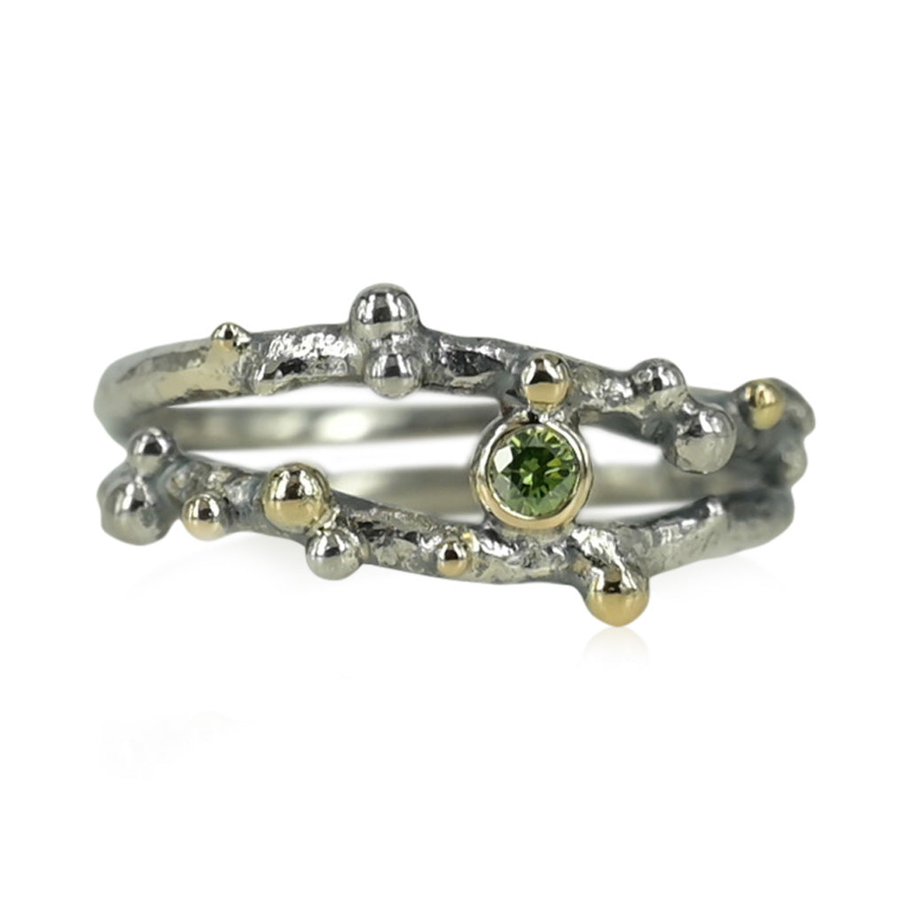 Oxideret sølvring med 14 kt guldkugler, ringen er isat 0,05 ct ice green farvet brillant slebet diamanter.