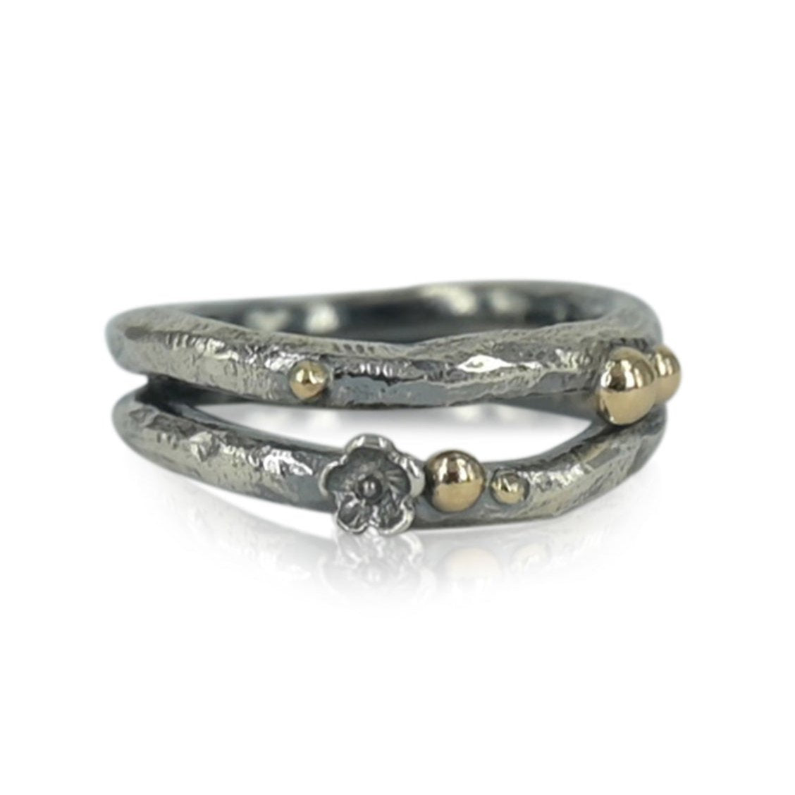 Kraftig Sølvring med let oxyderet overflade, og 14 kt. guld, en ægte power ring - med den rå overflade mixet med de fineste guldkugler.