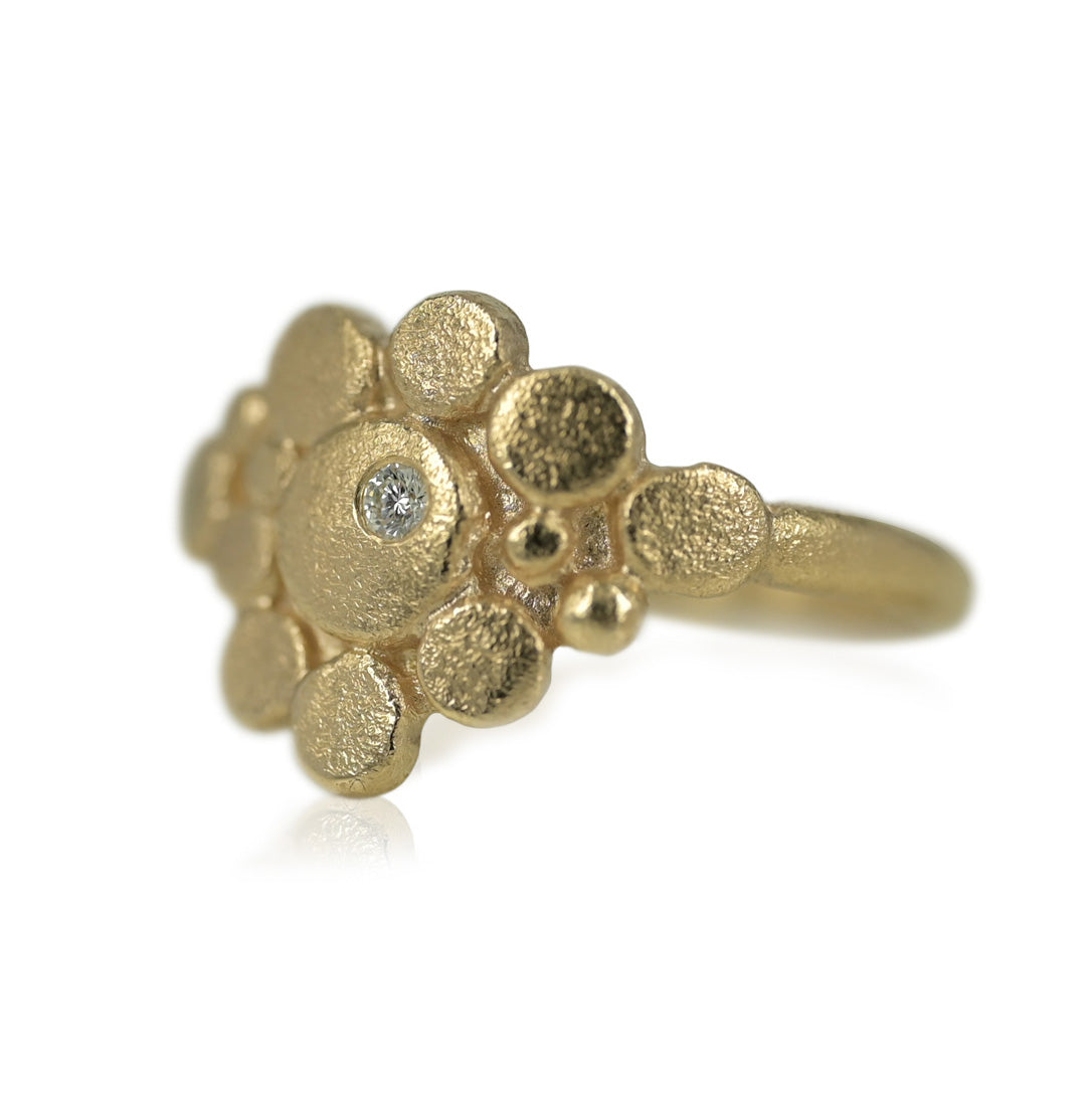 14 kt. guldring med de fineste skiver og bobler, en let og elegant ring
Her får du en smuk og elegant ring på en og samme tid, isat smuk hvid 0,02 ct. diamant.