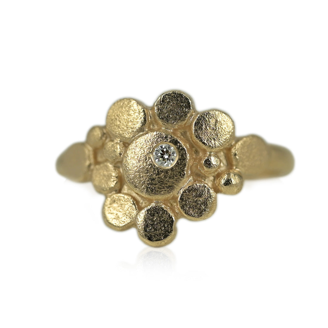 14 kt. guldring med de fineste skiver og bobler, en let og elegant ring
Her får du en smuk og elegant ring på en og samme tid, isat funklende hvid diamant.