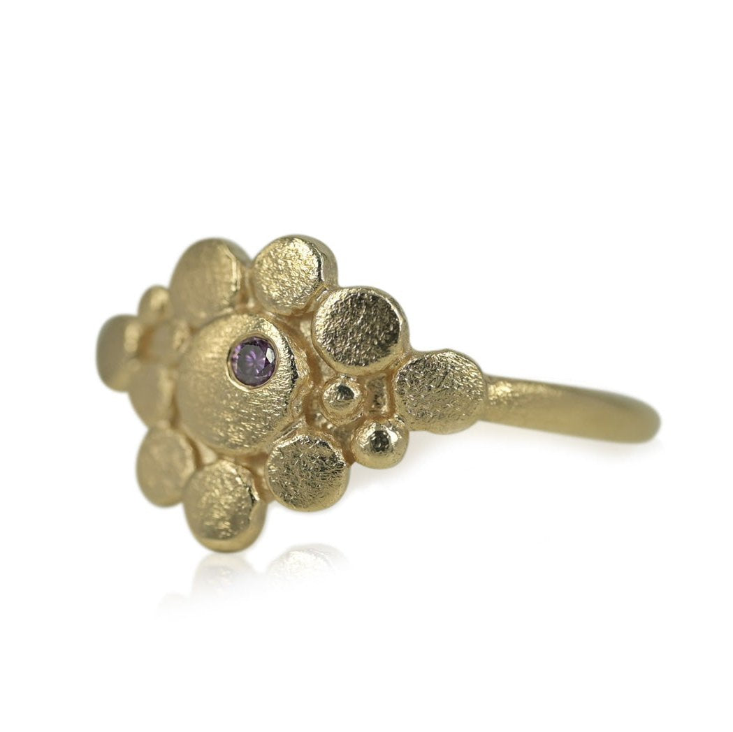 14 kt. guldring med de fineste skiver og bobler, en let og elegant ring
Her får du en smuk og elegant ring på en og samme tid, isat smuk lilla diamant.