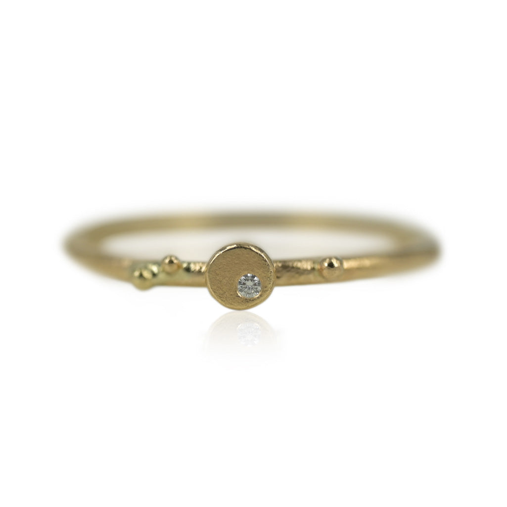 14 kt. guldring med de fineste skiver og bobler, en let og elegant ring
Her får du en smuk og elegant ring på en og samme tid, isat smuk hvid diamant.